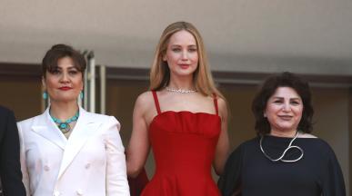 Jennifer Lawrence мина с джапанки по червения килим в Кан