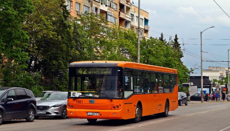 автобус - СМЕЛО СЪРЦЕ: Хлапак яхна автобус на градския транспорт (ВИДЕО)