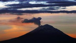 Мексиканският вулкан Попокатепетъл снощи изригна газ дим и пепел което