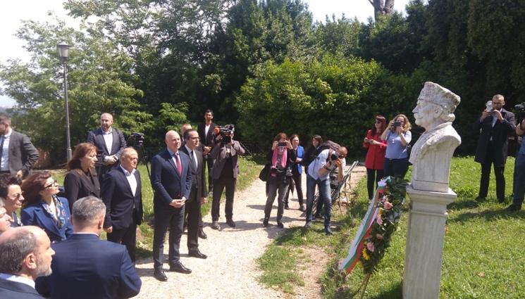 делегация Росен Желязков - В РИМ: Росен Желязков и депутати положиха китки пред паметника на Петко Войвода