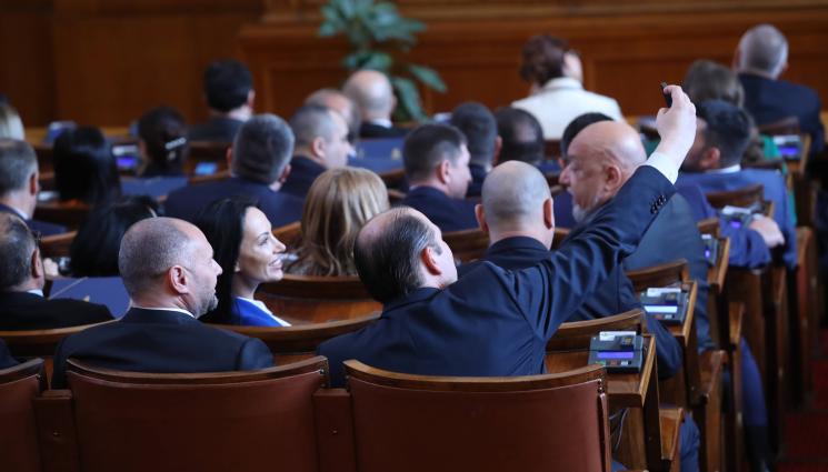 парламент депутати НС - Депутатите нищят исканите имунитети