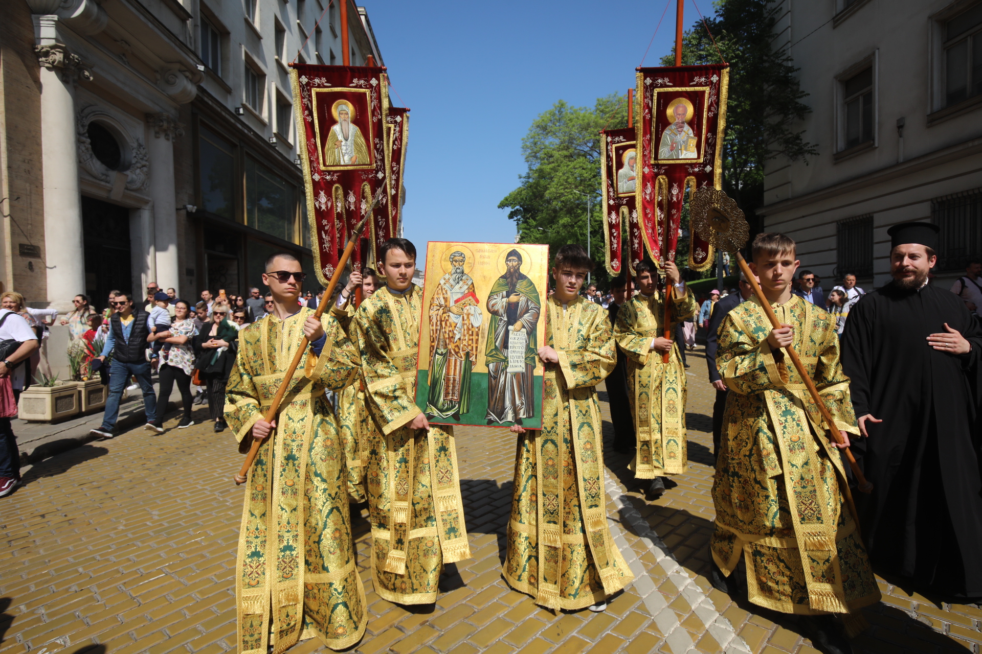 <p>Шествието по случай 24 май стигна до Националната библиотека &bdquo;Св. св. Кирил и Методий&ldquo;, където се провежда тържествена церемония.</p>