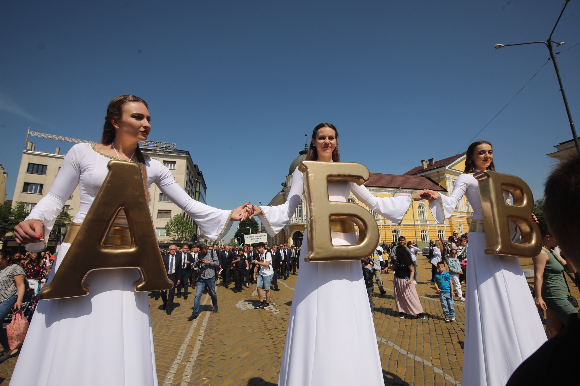 <p>Шествието по случай 24 май стигна до Националната библиотека &bdquo;Св. св. Кирил и Методий&ldquo;, където се провежда тържествена церемония.</p>