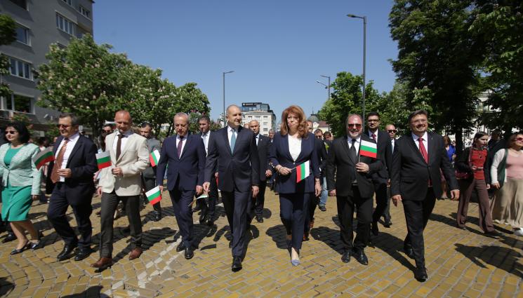 24 май - Радев: На 24 май България изглежда така, както мнозина искаме да я видим (СНИМКИ)