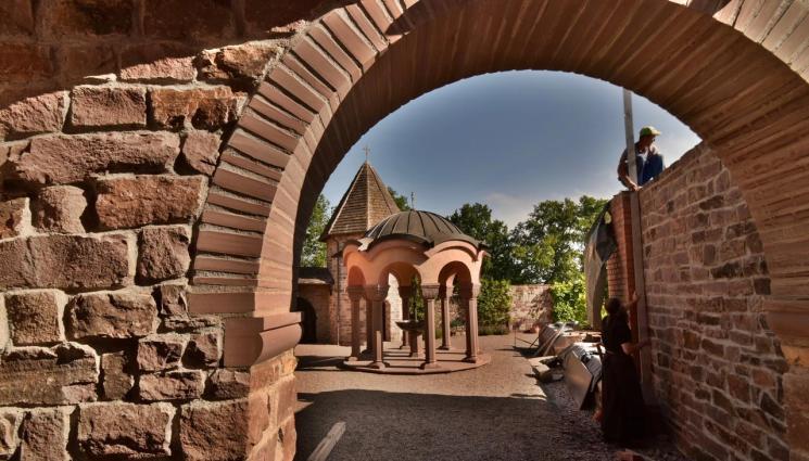 църква - Монах вдигна български манастир в Германия