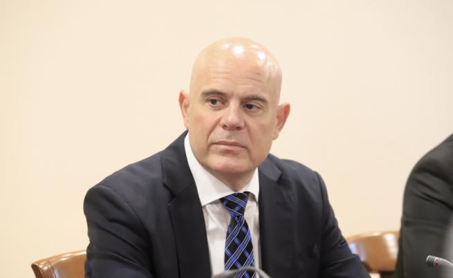 Конституционният съд допусна питането на Иван Гешев