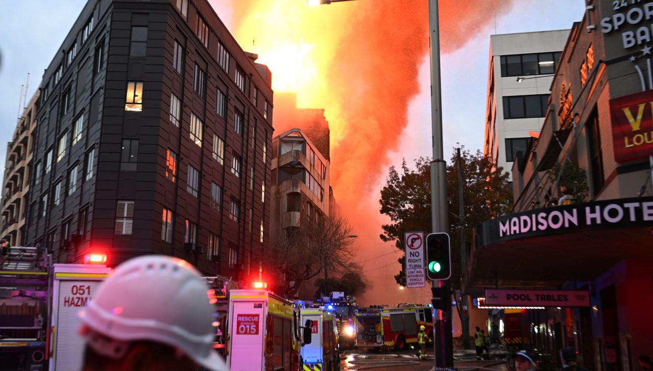 <p>Над 100 огнеборци се борят с пожара в Сидни</p>