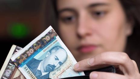 Запорираха пенсии и заплати на близо 50 хил. българи