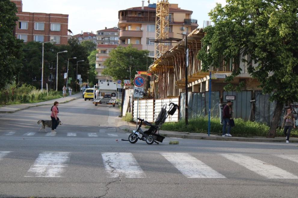 Момиченце на 1.8 г. е било блъснато от лек автомобил