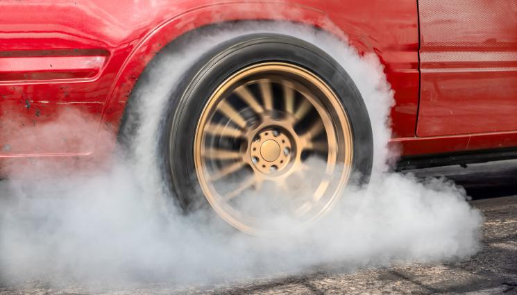 дрифт - ПРЕВЪРТЯ ТЪПОМЕТЪРА: Млад петричанин дрифти бясно посред бял ден (ВИДЕО)