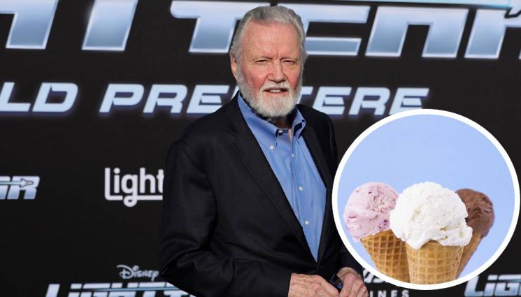 Джон Войт - В ЦЕНТЪРА НА СОФИЯ: Джон Войт ближе сладолед с колежка (СНИМКА)