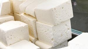 Произведеното сирене от краве мляко намалява през последните месеци за