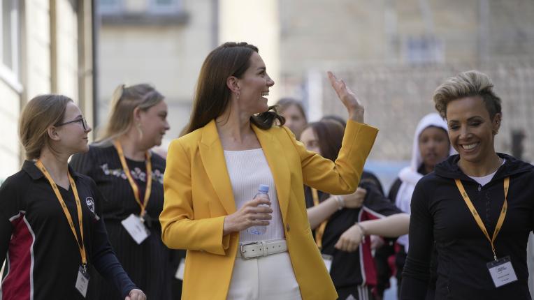 С жълто сако за настроение: Кейт Мидълтън на публичен ангажимент