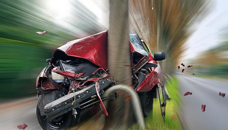 катастрофа - БОГАТИТЕ СЪЩО ПЛАЧАТ: Топ актьор си размаза джипа в дърво! (СНИМКИ)