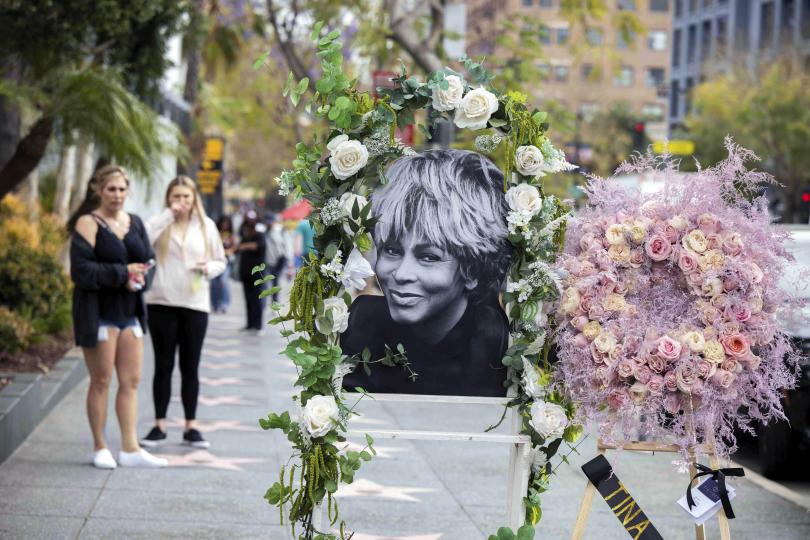 В Швейцария, Великобритания и Щатите на различни места по света, свързани с Тина Търнър, феновете оставят цветя, сувенири и снимки в нейна памет.