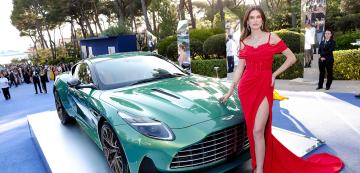 <p>Моделът Бианка Балти с Aston Martin DB12</p>