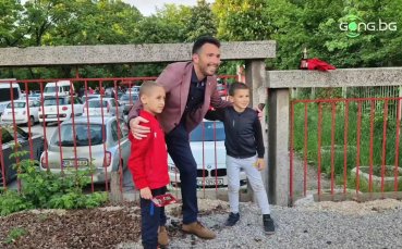 Деца се снимаха за спомен с изпълнителния директор на ЦСКА