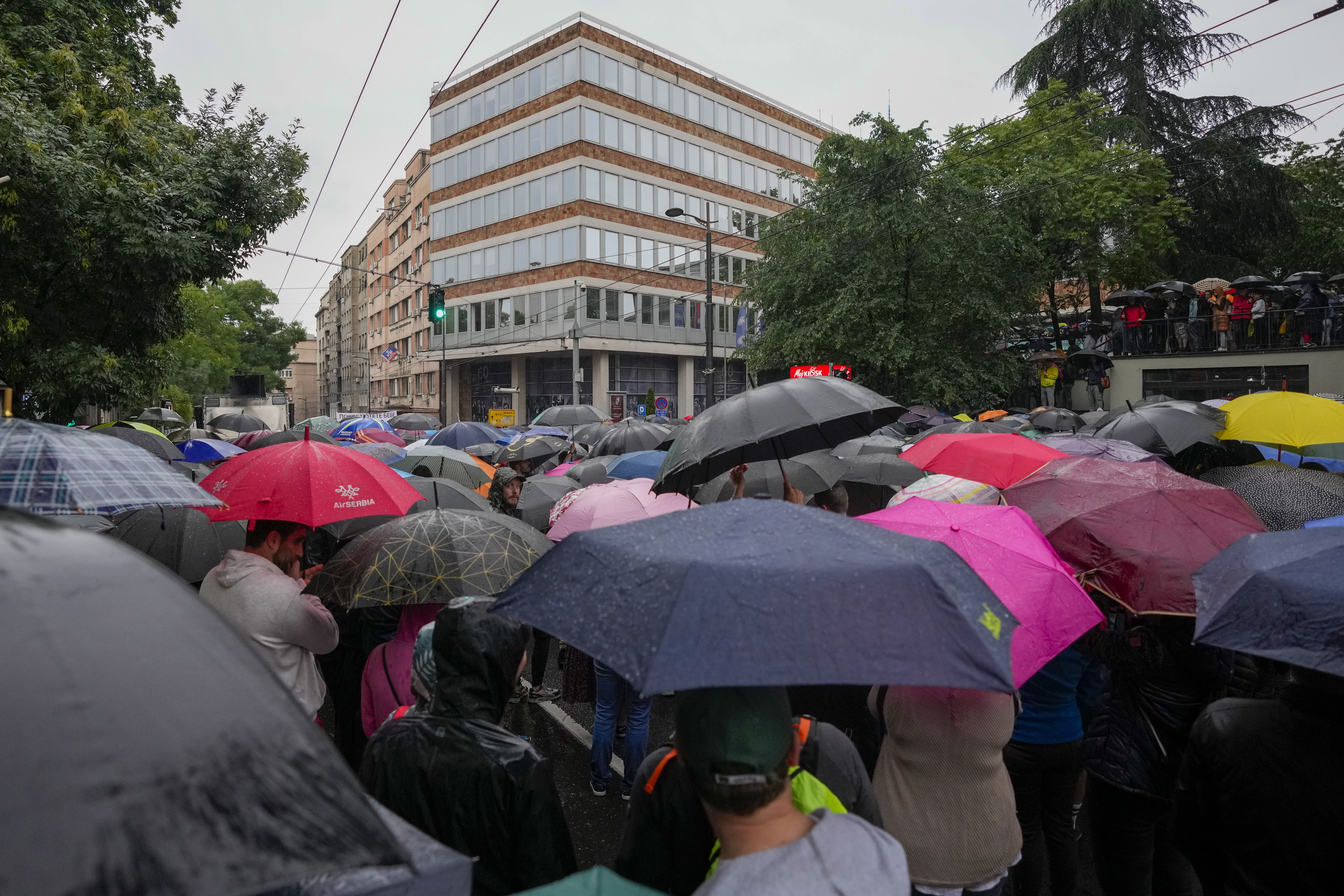 <p>Десетки хиляди души протестираха в Белград срещу нарастващото насилие в Сърбия, три седмици след две масови убийства, потресли страната.</p>