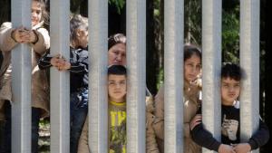 Група от около 30 мигранти търсещи убежище включително малки деца