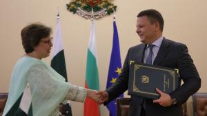 Министър Христо Алексиев и посланикът на Пакистан Мариам Афтаб подписаха