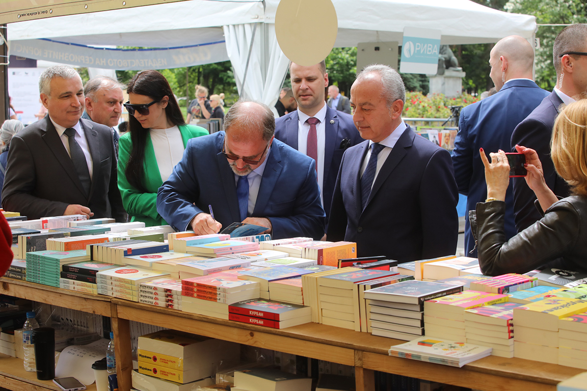 <p>Пролетният панаир на книгата се разгръща в градината пред Националния дворец на културата със 144 издателства от цялата страна и над 60 шатри до 4 юни</p>