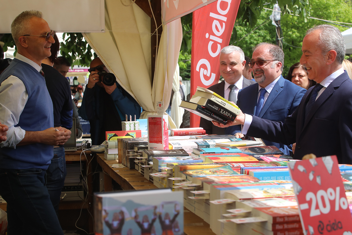 <p>Пролетният панаир на книгата се разгръща в градината пред Националния дворец на културата със 144 издателства от цялата страна и над 60 шатри до 4 юни</p>