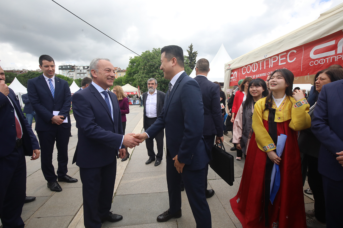 <p>Пролетният панаир на книгата се разгръща в градината пред Националния дворец на културата със 144 издателства от цялата страна и над 60 шатри до 4 юни</p>