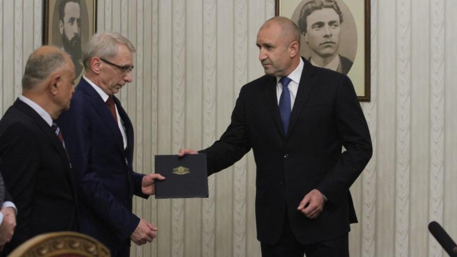 Президентът Румен Радев връчи папката с втория мандат на академик Николай Денков