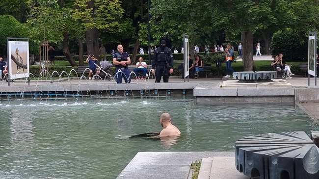 шадраван мъж полицаи