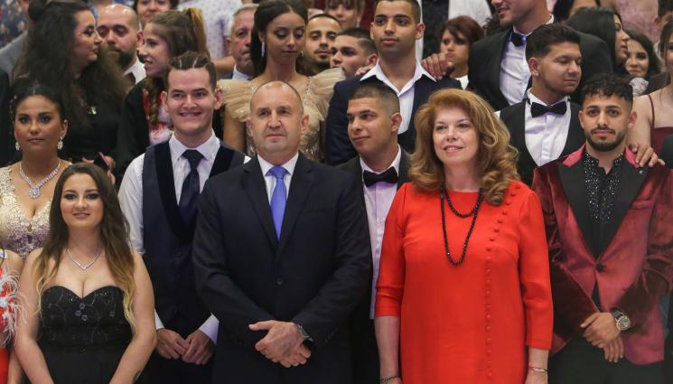 Радев - Радев към абитуриентите в неравностойно положение: Мечтите, волята и усилията са гаранцията за вашия успех