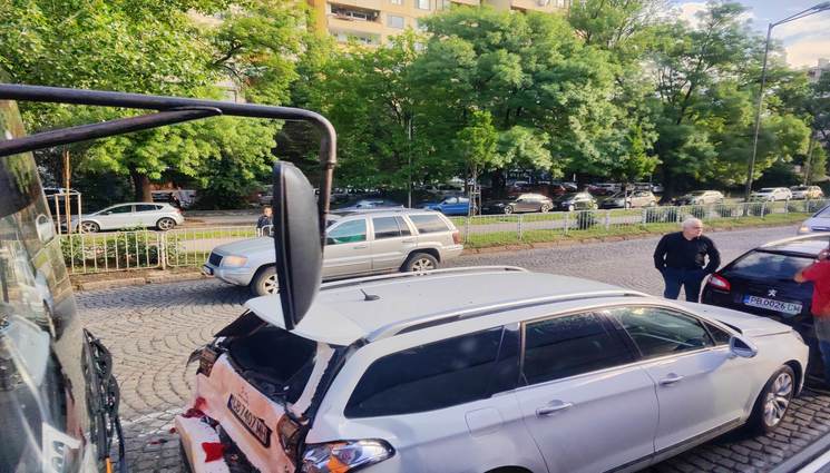 ПТП Цар Борис три - УЖАС НА ПЪТЯ: Автобус на столичния градски транспорт се натресе в кола