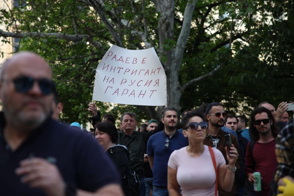 Граждани се събраха пред президентството, за да заявят, че България