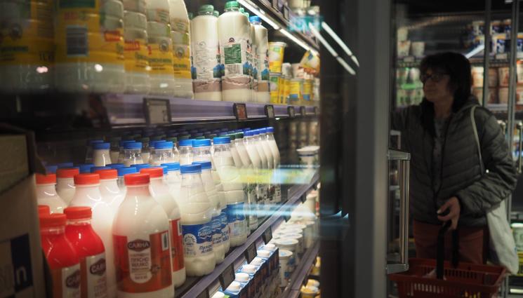 мляко - БЕЗПОЩАДНО: Млякото поскъпва 4 пъти от фермата до щанда