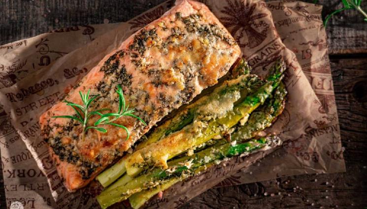 рецепти - Гответе с matekitchen.com: Ароматната сьомга с лимон, пармезан и аспержи (ВИДЕО)