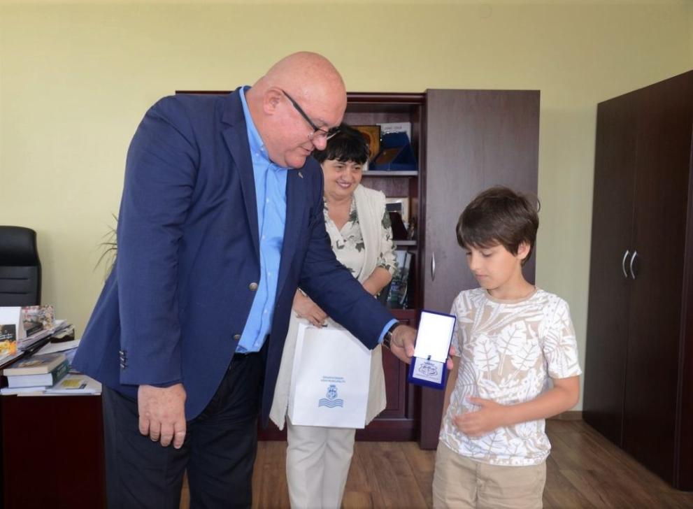Кметът на Видин поздрави 9-годишния Иван, постигнал максимален резултат на