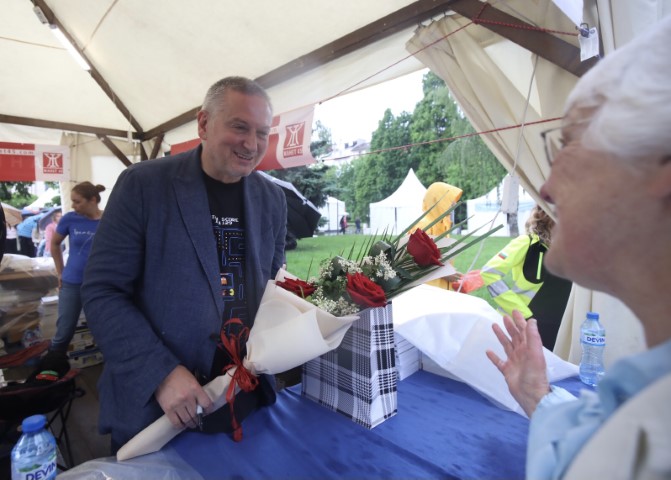 <p>Огромна опашка за автографи от Георги Господинов на Панаира на книгата</p>