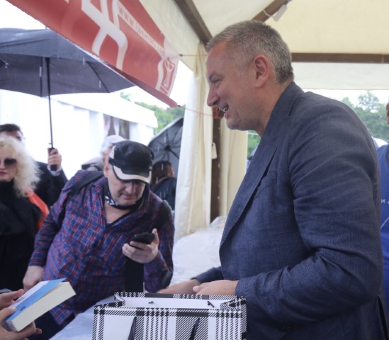 <p>Огромна опашка за автографи от Георги Господинов на Панаира на книгата</p>