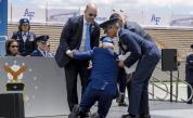 Джо Байдън се спъна и падна на церемония в американска военна академия (ВИДЕО/СНИМКИ)