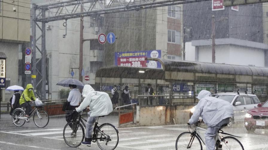 Тропическата буря Мауар донесе проливни дъждове в Япония