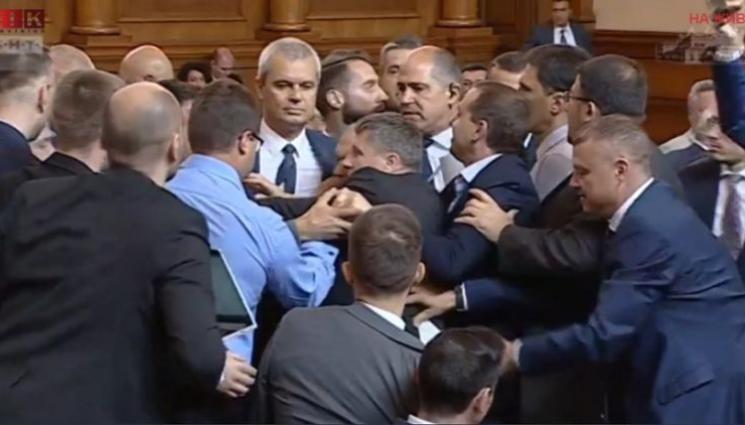 парламент - ЗАРАДИ МЕЛЕТО В ПАРЛАМЕНТА: Наказаха 17 депутати