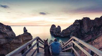 куче човек щастие