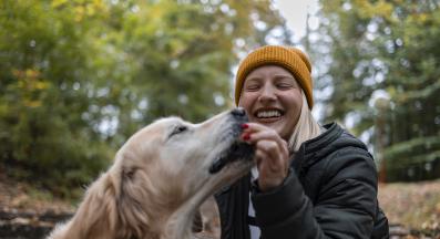 куче човек щастие