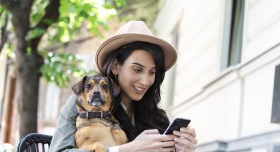 куче човек щастие