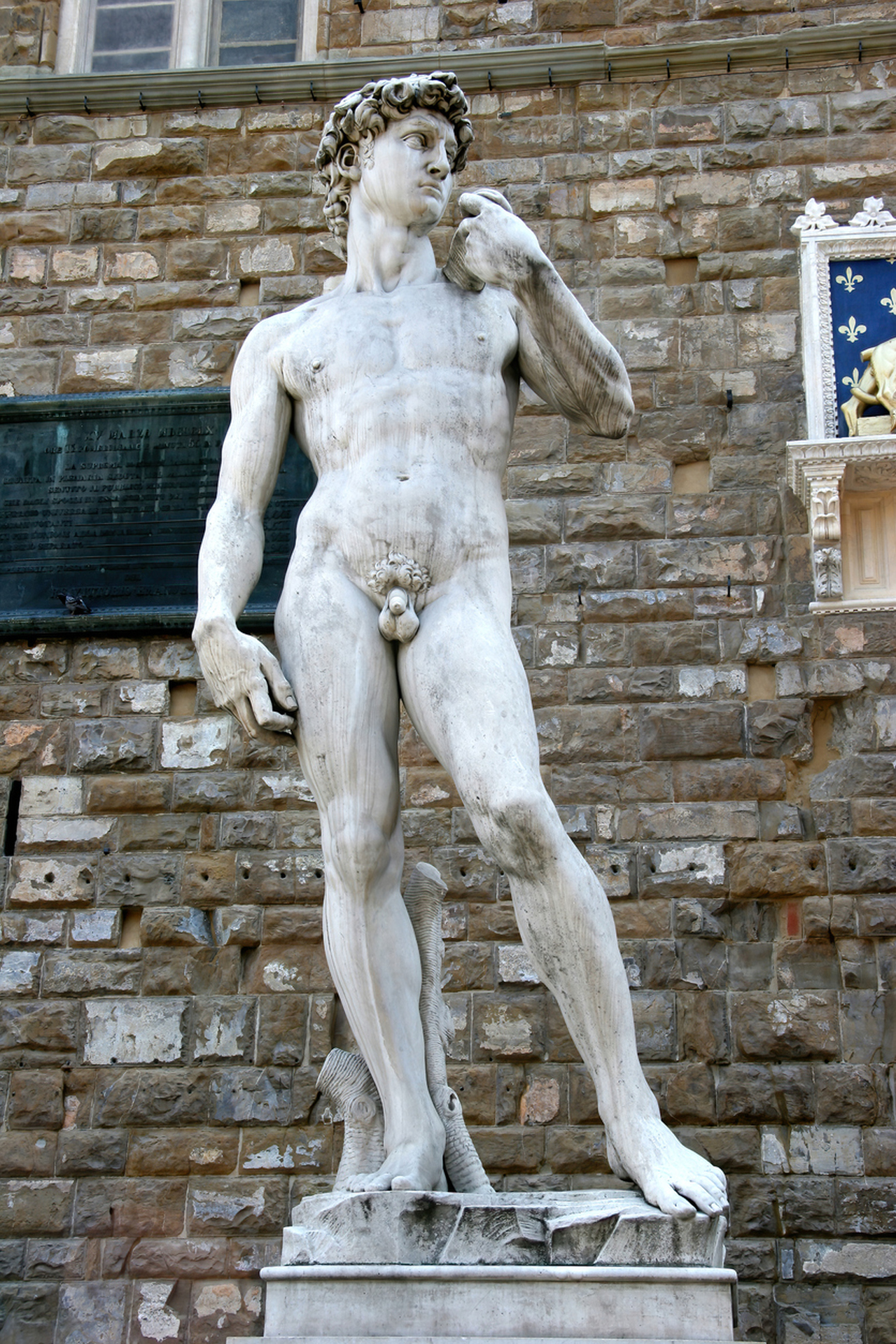 <p><strong>&quot;Давид&quot; на Микеланджело</strong></p>

<p>Емблематичната статуя на също толкова емблематичния ренесансов художник също крие тайна. Давид държи оръжие (едва видимо) в дясната си ръка. Това скрито оръжие се нарича фустибал, което се използва за хвърляне на предмети.</p>