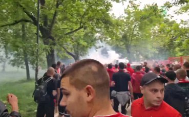 Впечатляващо посрещане на автобуса на ЦСКА устроиха феновете на отбора