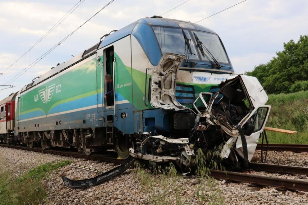 Двама души загинаха при сблъсък между микробус и пътнически влак