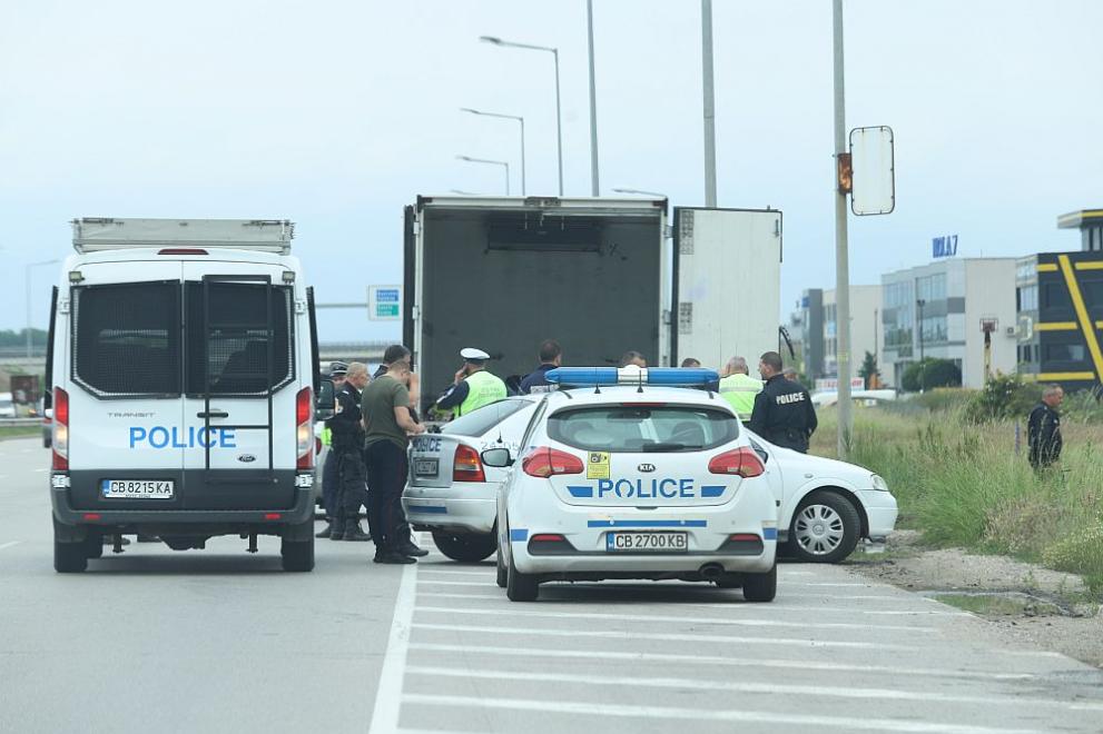 Полицаи хванаха 43 мигранти в камион по централен булевард в