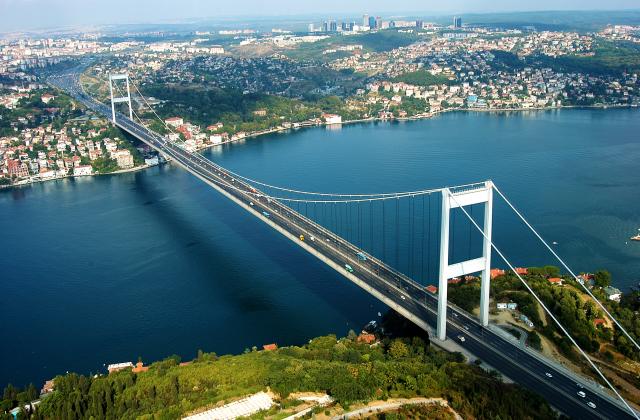 Турция ще увеличи таксата за преминаване на кораби през проливите