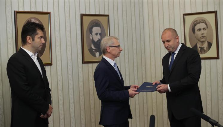 Денков Радев - МАНДАТНАТА РУЛЕТКА: Денков върна на Румен Радев пълна папка (СНИМКИ)