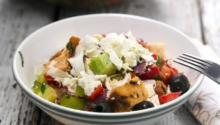 рецепти - Бонапетитни салати с краставици: Шопска с хляб, на шишчета с каламата или с моркови в азиатски стил